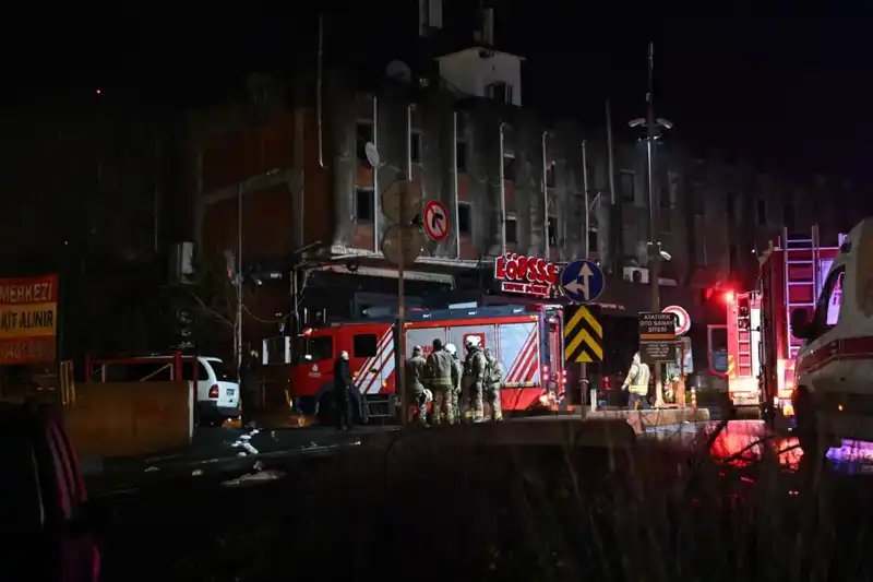 Maslak'ta Yangın Panik Yarattı: Beş Araç Kül Oldu!