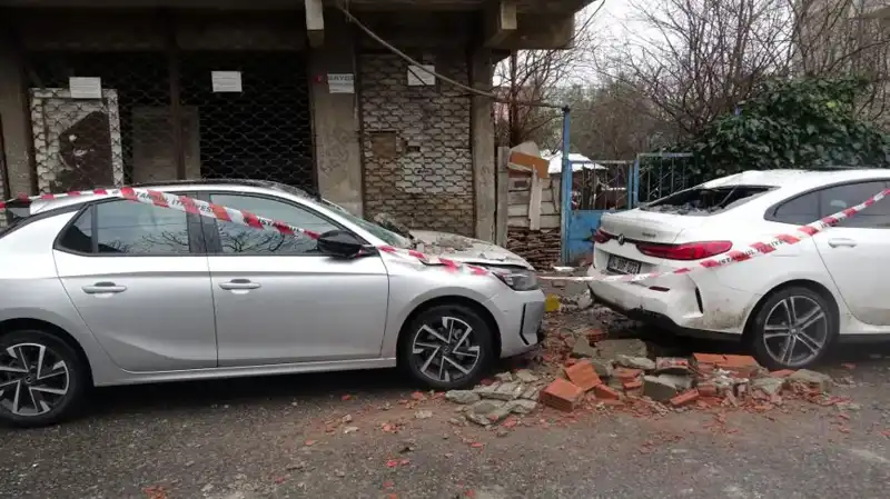 İstanbul'da Bir Bina Balkonunun Çökmesi Büyük Paniğe Yol Açtı